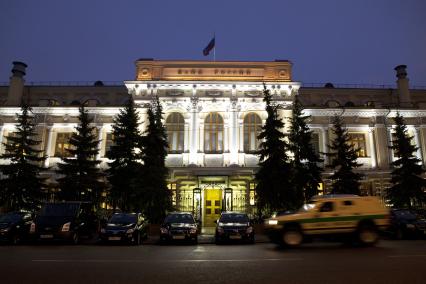 «дание ÷ентрального банка ночью со стороны главного входа.