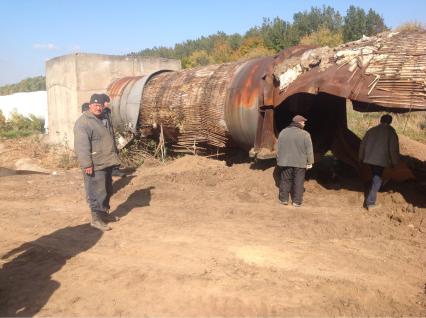 Донецк. Разрушенная в результате обстрела водопроводная труба.