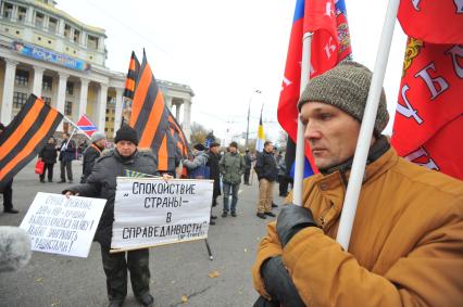 Митинг в поддержку Новороссии \'Битва за Донбасс III\' на Суворовской площади. На снимке: участники митинга.