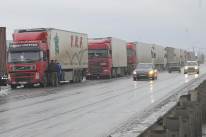 Фуры стоят в пробке в сторону аэропорта Домодедово на Каширском шоссе.