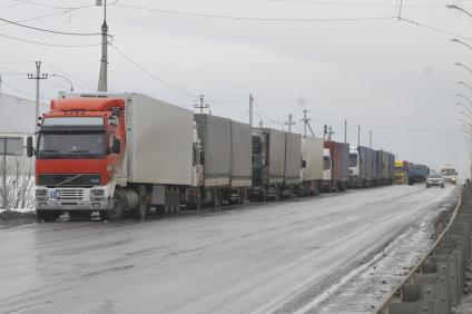 Фуры стоят в пробке в сторону аэропорта Домодедово на Каширском шоссе.