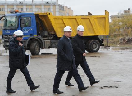 Мэр Москвы С.Собянин посетил строительную площадку нового парка `Зарядье` . На снимке: заместитель мэра Москвы по вопросам градостроительной политики и строительства Марат Хуснуллин (в центре) и мэр Москвы Сергей Собянин (справа).