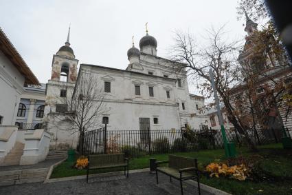 Улица Варварка. Старый английский двор на территории Зарядья.