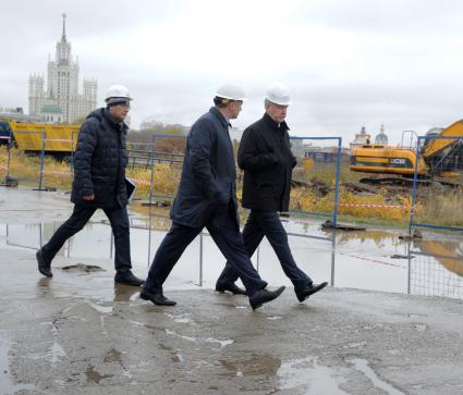 Мэр Москвы С.Собянин посетил строительную площадку нового парка `Зарядье` . На снимке: заместитель мэра Москвы по вопросам градостроительной политики и строительства Марат Хуснуллин (в центре) и мэр Москвы Сергей Собянин (справа).