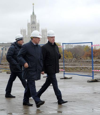 Мэр Москвы С.Собянин посетил строительную площадку нового парка `Зарядье` . На снимке: заместитель мэра Москвы по вопросам градостроительной политики и строительства Марат Хуснуллин (в центре) и мэр Москвы Сергей Собянин (справа).