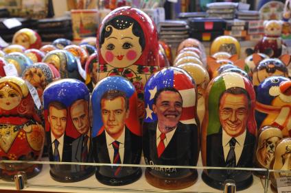 Продажа сувенирной продукции. На снимке: матрешки с изображением Медведева, Путина, Обамы и Берлускони.