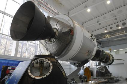 Завод РКК `Энергия` им.С.П.Королева. Музей. На снимке: транспортный пилотируемый корабль `Союз ТМА` (на первом плане) и космический корабль `Аполло` по программе ЭПАС (Экспериментальный полет `Аполлон` - `Союз`).