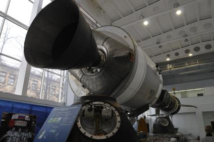 Завод РКК `Энергия` им.С.П.Королева. Музей. На снимке: транспортный пилотируемый корабль `Союз ТМА` (на первом плане) и космический корабль `Аполло` по программе ЭПАС (Экспериментальный полет `Аполлон` - `Союз`).
