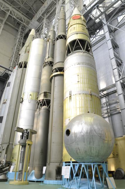 Завод РКК `Энергия` им.С.П.Королева. Музей. На снимке: баллистические ракеты и спускаемый аппарат корабля `Восток` (справа).