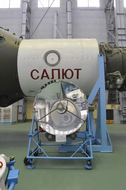 Завод РКК `Энергия` им.С.П.Королева. Музей. На снимке: бортовой субмиллиметровый телескоп БСТ-1М (на первом плане), аналог установленного на `Салюте-6` и орбитальная станция `Салют` (на втором плане).