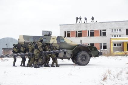 Учения Внутренних войск. отряд спецназа ФСИН под прикрытием бронированого автомобиля КамАЗ-43269 (БМП-97) готовятся к штурму здания