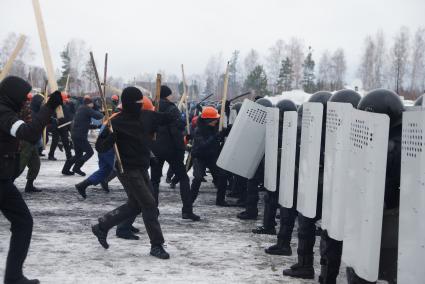 Учения Внутренних войск. курсанты ВВ переодетые в гражданскую одежду в роли агрессивных митингующих нападают на оцепление