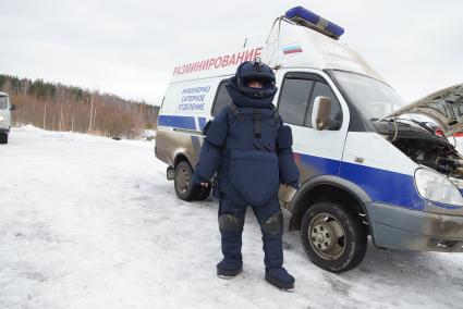 Учения Внутренних войск. сапер отряда разминирования ОМОН в противовзрывной экипировке