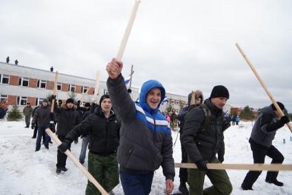 Учения Внутренних войск. курсанты ВВ переодетые в гражданскую одежду в роли агрессивных митингующих