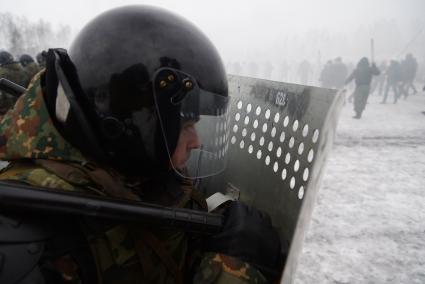 Учения Внутренних войск. оцепление ВВ за щитами оттесняет агрессивную толпу