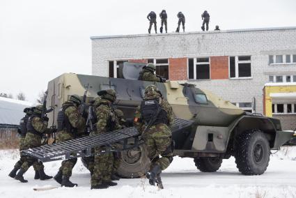 Учения Внутренних войск. отряд спецназа ФСИН под прикрытием бронированого автомобиля КамАЗ-43269 (БМП-97) готовятся к штурму здания