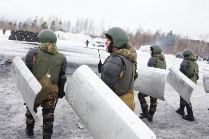 Учения Внутренних войск. бойцы ВВ с щитами