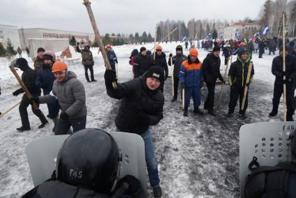 Учения Внутренних войск. курсанты ВВ переодетые в гражданскую одежду в роли агрессивных митингующих нападают на оцепление