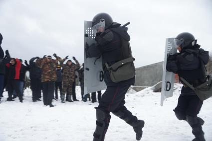 Учения Внутренних войск. бойцы ВВ с щитами окружаютт агрессивную толпу