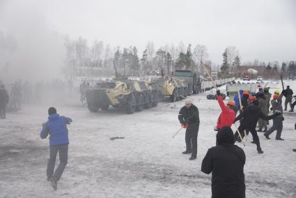 Учения Внутренних войск. курсанты ВВ переодетые в гражданскую одежду в роли агрессивных митингующих нападают на оцепление и колонну бронетехники