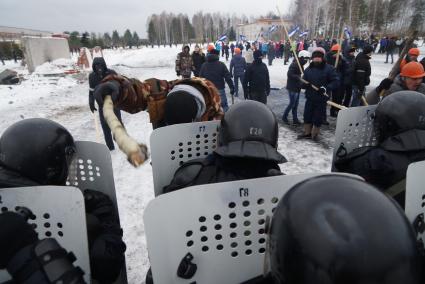 Учения Внутренних войск. курсанты ВВ переодетые в гражданскую одежду в роли агрессивных митингующих нападают на оцепление