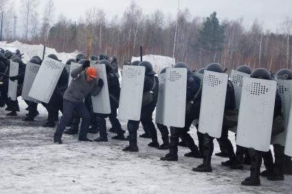 Учения Внутренних войск. курсанты ВВ переодетые в гражданскую одежду в роли агрессивных митингующих нападают на оцепление