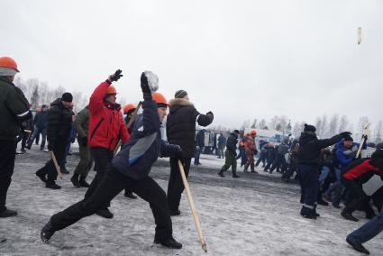 Учения Внутренних войск. курсанты ВВ переодетые в гражданскую одежду в роли агрессивных митингующих нападают на оцепление