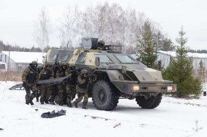 Учения Внутренних войск. отряд спецназа ФСИН под прикрытием бронированого автомобиля КамАЗ-43269 (БМП-97)