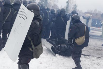 Учения Внутренних войск. бойцы ВВ помогаю встать своему сослуживцу