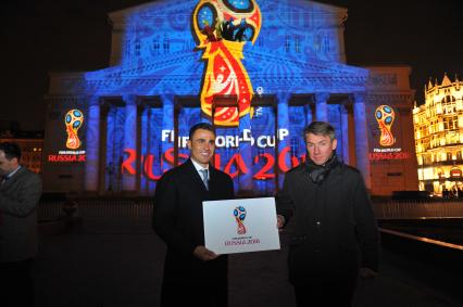 Презентация официального логотипа чемпионата мира 2018 по футболу у здания Государственного академического Большого театра в Москве. На снимке: лучший футболист мира 2006 года Фабио Каннаваро и генеральный директор оргкомитета `Россия-2018` Алексей Сорокин.