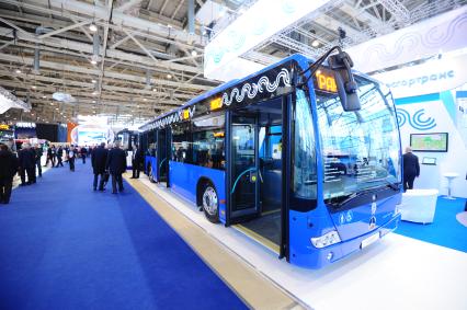Выставка `ЭкспоСитиТранс 2014` в Москве.   На снимке:  автобус Mercedes-Benz Conecto .