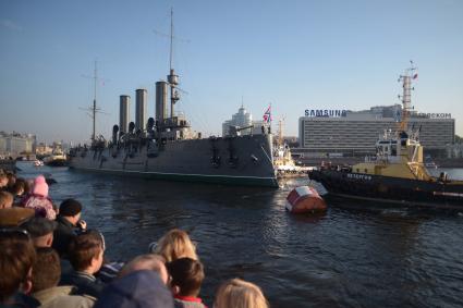 Крейсер `Аврору` буксируют на ремонт в доки Кронштадта.