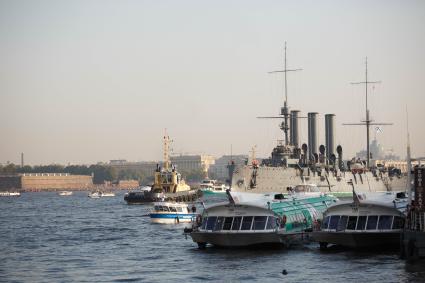 Крейсер `Аврору` буксируют на ремонт в доки Кронштадта.