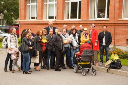 Боксер и политик Николай Валуев участвует в совместном фото родителей учеников первого класса.