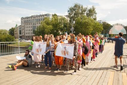 Сонный парад в Санкт-Петербурге. Люди в ночных пижамах прошли по городу.