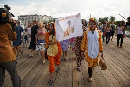 Сонный парад в Санкт-Петербурге. Люди в ночных пижамах прошли по городу.