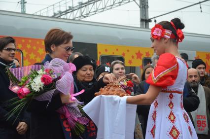 В Новосибирск с кинопоездом `ВГИК-95` приехали актриса Елена Ксенофонтова (слева) и режиссер Наталья Бондарчук