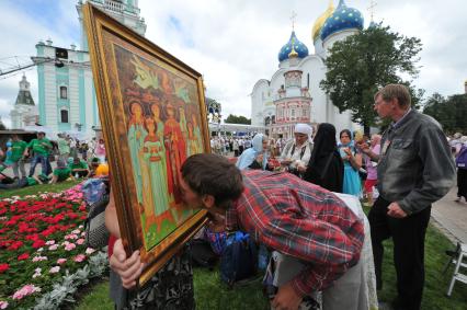 Мероприятия к 700-летию со дня рождения Преподобного Сергия Радонежского. Троице-Сергиева Лавра. На снимке: мужчина целует икону Святых Страстотерпцев Романовых.