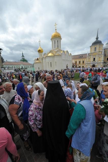 Мероприятия к 700-летию со дня рождения Преподобного Сергия Радонежского. Троице-Сергиева Лавра. На снимке: паломники.