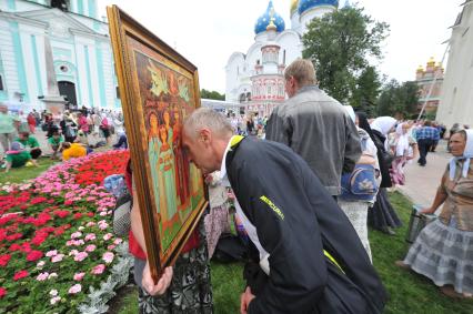 Мероприятия к 700-летию со дня рождения Преподобного Сергия Радонежского. Троице-Сергиева Лавра. На снимке: мужчина у иконы Святых Страстотерпцев Романовых.