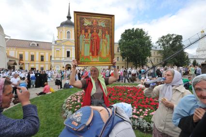 Мероприятия к 700-летию со дня рождения Преподобного Сергия Радонежского. Троице-Сергиева Лавра. На снимке: женщина держит иконы Святых Страстотерпцев Романовых.