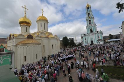 Мероприятия к 700-летию со дня рождения Преподобного Сергия Радонежского. Троице-Сергиева Лавра. На снимке: паломники.