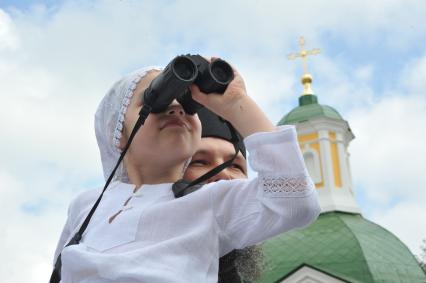 Мероприятия к 700-летию со дня рождения Преподобного Сергия Радонежского. На снимке: девочка с биноклем и служитель церкви.