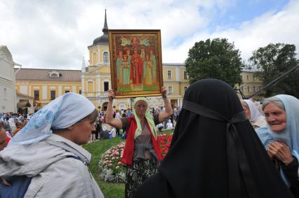 Мероприятия к 700-летию со дня рождения Преподобного Сергия Радонежского. Троице-Сергиева Лавра. На снимке: женщина держит иконы Святых Страстотерпцев Романовых.