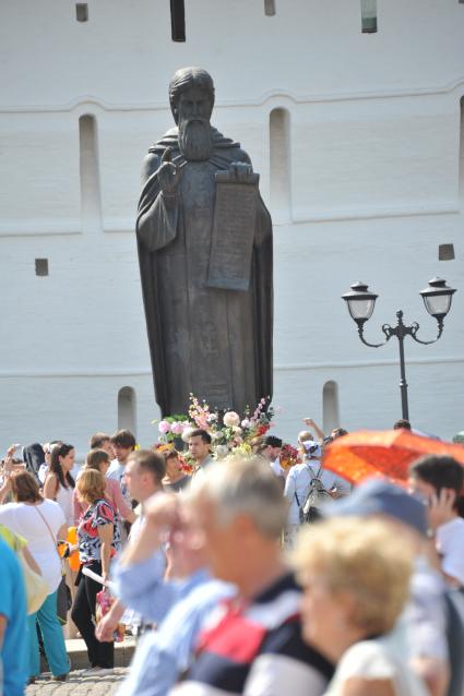 Мероприятия к 700-летию со дня рождения Преподобного Сергия Радонежского. Троице-Сергиева Лавра. На снимке: памятник Сергию Радонежскому у стен Троице-Сергиевой лавры.