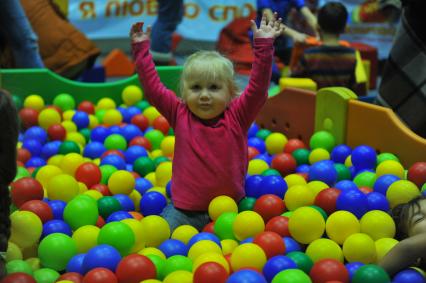 Выставка детского досуга и семейного отдыха `Спортлэнд`. На снимке: девочка в сухом бассейне.