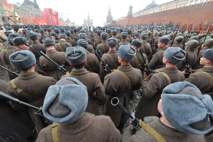 Торжественный марш, посвященный 73-й годовщине  легендарного парада 7 ноября 1941 года  на Красной площади в Москве. На снимке: военнослужащие, одетые в форму периода Великой Отечественной войны.