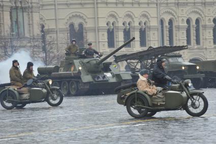 Торжественный марш, посвященный 73-й годовщине  легендарного парада 7 ноября 1941 года  на Красной площади в Москве. На снимке: военная техника периода Великой Отечественной войны.