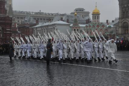 Торжественный марш, посвященный 73-й годовщине  легендарного парада 7 ноября 1941 года  на Красной площади в Москве. На снимке:  солдаты в маскировочных халатах и оружием времен Великой Отечественной войны.