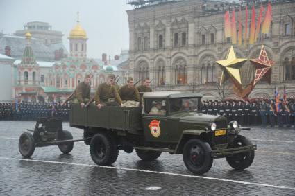 Торжественный марш, посвященный 73-й годовщине  легендарного парада 7 ноября 1941 года  на Красной площади в Москве. На снимке: военная техника периода Великой Отечественной войны.